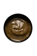 Crème nourrissante corps & cheveux au karité et à l’huile de palmiste noir. Une formule riche qui nourrit, protège et révèle l’éclat naturel de la peau et des cheveux.