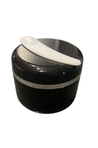 Crème nourrissante corps & cheveux au karité et à l’huile de palmiste blanc. Une formule riche qui nourrit, protège et révèle l’éclat naturel de la peau et des cheveux.