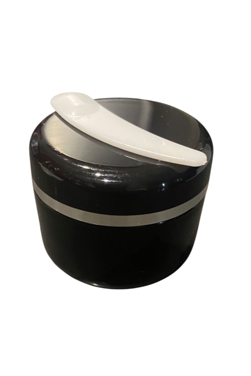Crème nourrissante corps & cheveux au karité et à l’huile de palmiste blanc. Une formule riche qui nourrit, protège et révèle l’éclat naturel de la peau et des cheveux.